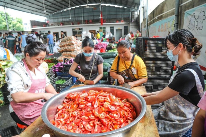 温度丨集合，带上菜刀？村民道出实情：为抗洪救灾人员做饭
