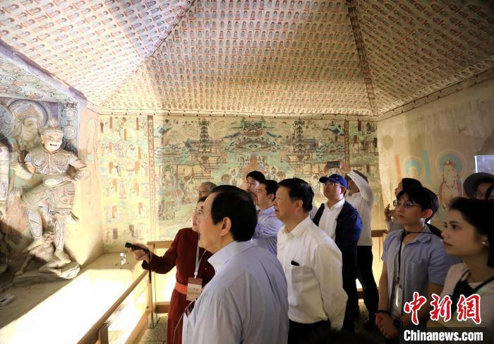 在莫高窟亲近中华文化 台湾青年盼两岸共同弘扬光大