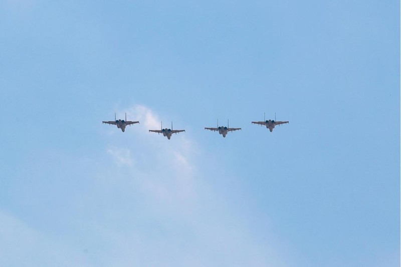 翱翔天际！看对空、对地、对海多课目异型机协同训练