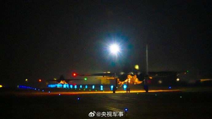 光影好绝！战鹰升空高飞暗夜出击