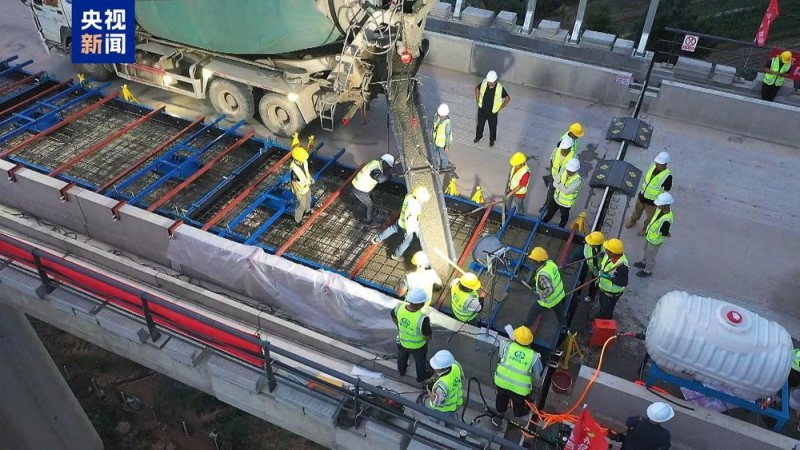 施工加速度 渝昆高铁云南段进入无砟轨道施工阶段