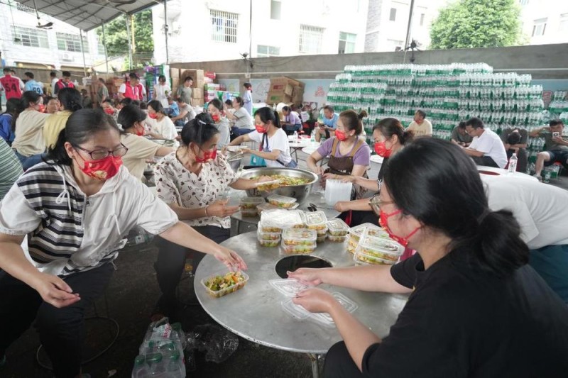 温度丨集合，带上菜刀？村民道出实情：为抗洪救灾人员做饭