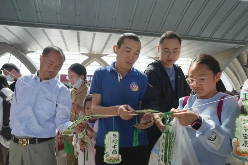 全国铁路1000余个站车，广泛开展“我的铁路风景：美好旅途  粽享端午”文化互动活动