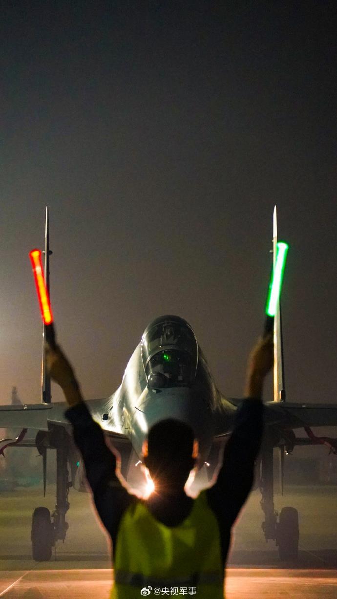 光影好绝！战鹰升空高飞暗夜出击