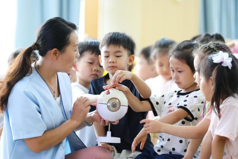 近视能否治愈？关灯看手机危害有多大？来看专家权威解答