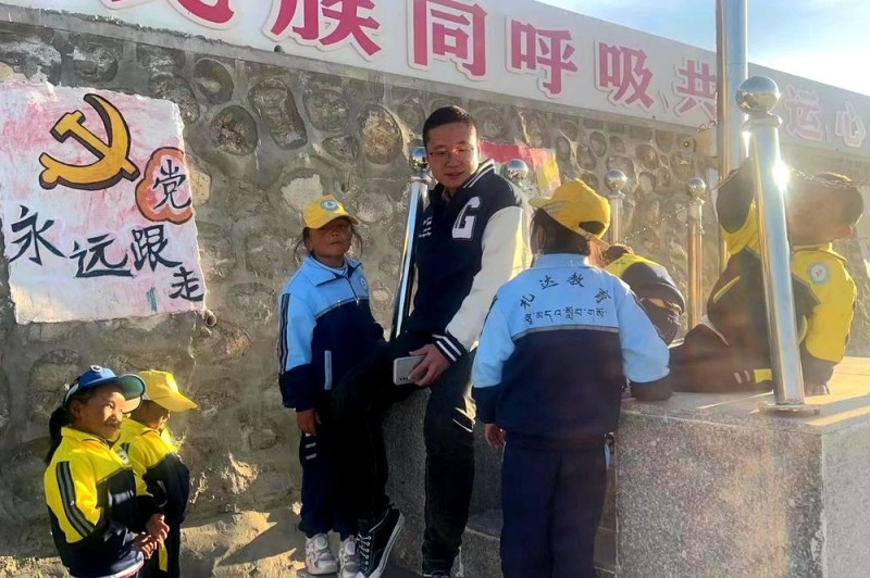 青春点亮雪域：一个95后驻村干部的700天