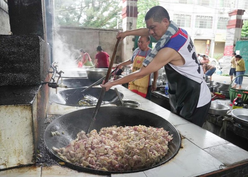 温度丨集合，带上菜刀？村民道出实情：为抗洪救灾人员做饭