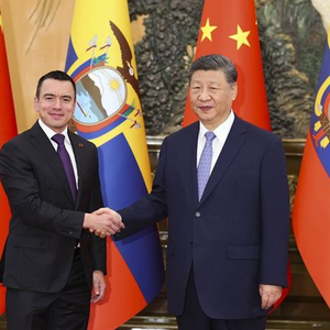 习近平会见厄瓜多尔总统诺沃亚