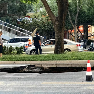 突发！学院路附近突现两米大坑……