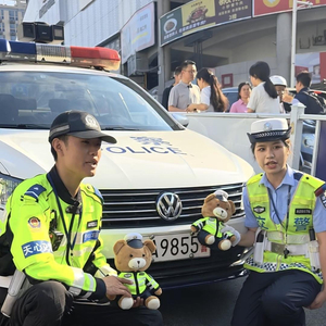 长沙家长捧向日葵送考，985数字警车停在考场外祝考生金榜题名