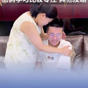 哥哥2018年被北大录取，弟弟今年702分准备报清华，妈妈查分后激动拥抱儿子