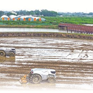 高科技农机驰骋希望田野