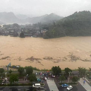 贵州榕江一女子挪车时被洪水冲进地下车库：体重不足80斤，靠游泳自救逃生