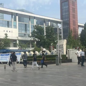 第一个走错考场的人已出现，有考生穿“全对”战服入场引围观