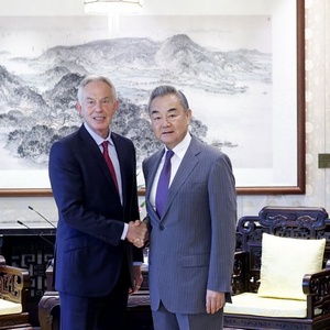 王毅会见英国前首相布莱尔：个别大国背弃国际责任，中英应体现责任担当
