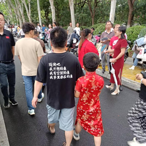 十岁弟弟穿旗袍给姐姐送考，父亲：用了“钞能力”