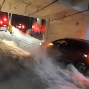 凌晨持续大暴雨致车库被淹，桂林多位市民挪车被困拉绳逃生