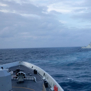 辗转多个海域 渭南舰、玉林舰等多艘舰艇组成编队开展实战化演练