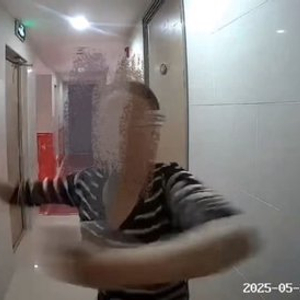 大连网友发视频称疑患精神病的邻居持刀上门 当地称相关部门正在做工作