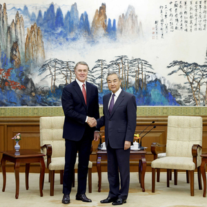 王毅会见美国新任驻华大使庞德伟