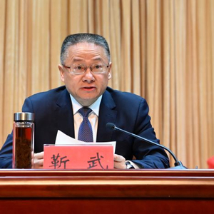 主持警示教育大会1天后，县委书记靳武官宣落马