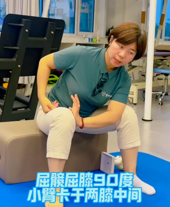 老人在家最好别穿拖鞋！原因如下→