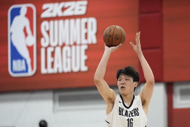篮板创生涯新高！杨瀚森屡遭包夹贡献8分8板5助3帽 正负值+19