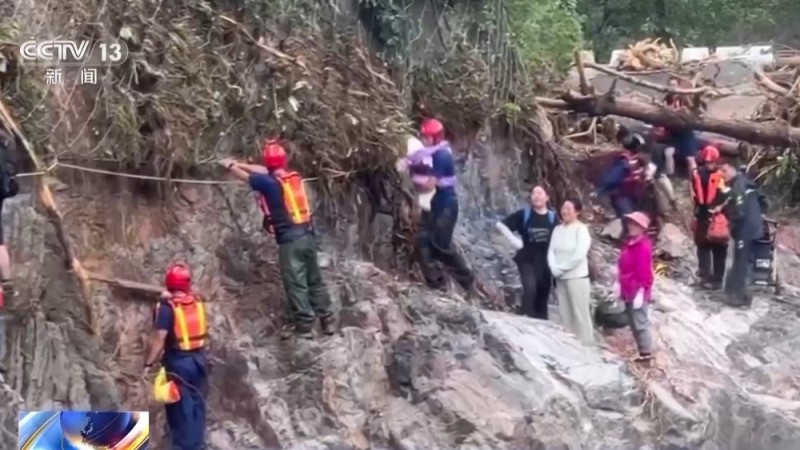 断桥上架木桥、悬崖上架绳索 救援人员为灾区群众搭建生命通道