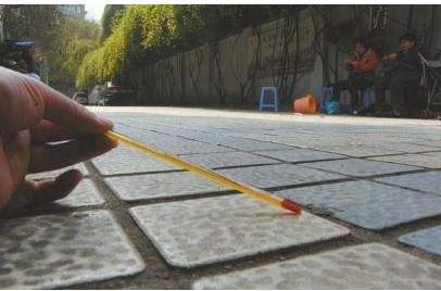 街头实测50℃ 天气预报却显示39℃ “温差”为何这么大？
