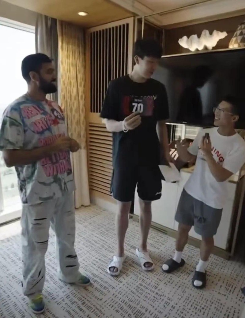 70分！力压约基奇！恭喜杨瀚森，轰下生涯最高分！3人驱逐！比赛打得真刺激…