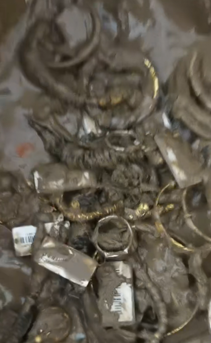 一金店价值上千万首饰被洪水冲走，店主：已捡回少数，保险柜仍未找到