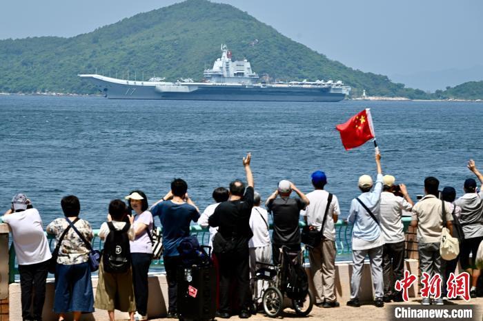 特写：香港各界“海陆空”送别海军山东舰航母编队