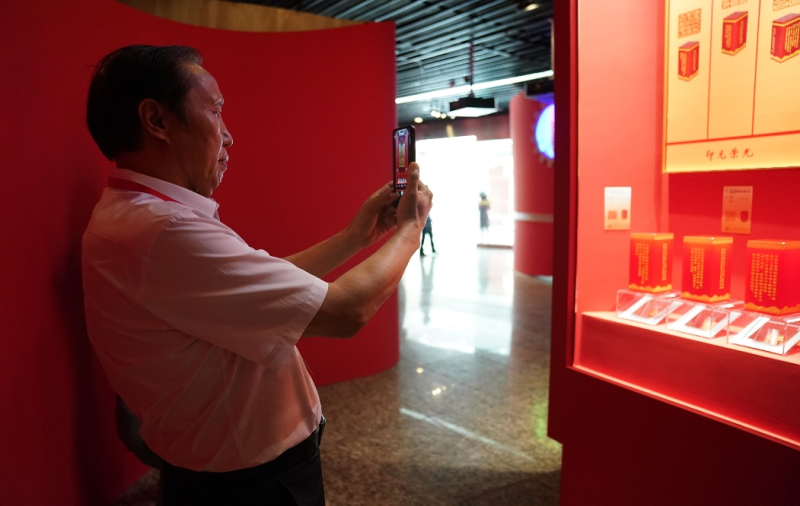 “印见荣光――庆祝中华全国总工会成立100周年全国职工篆刻作品展”在京开幕
