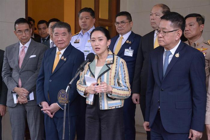 一通电话引发的震荡:泰国最年轻总理佩通坦被停职,上任不足一年