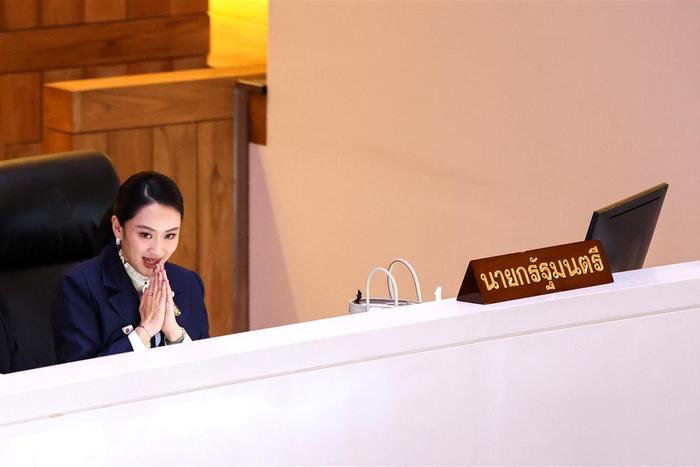 一通电话引发的震荡:泰国最年轻总理佩通坦被停职,上任不足一年