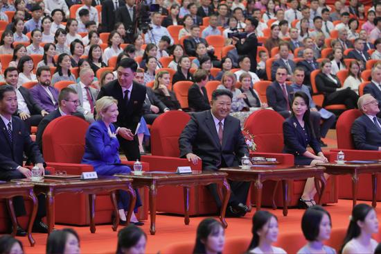金正恩哭了！跪地轻抚援俄阵亡士兵棺木……朝鲜公布罕见一幕