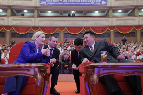 金正恩哭了！跪地轻抚援俄阵亡士兵棺木……朝鲜公布罕见一幕