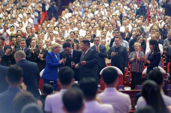金正恩哭了！跪地轻抚援俄阵亡士兵棺木……朝鲜公布罕见一幕