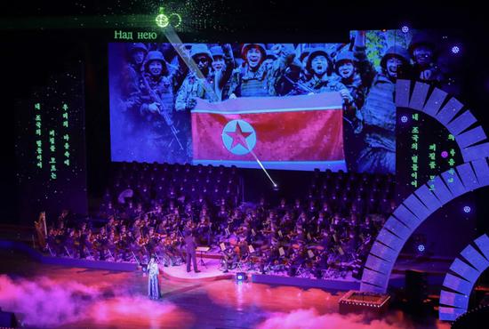 金正恩哭了！跪地轻抚援俄阵亡士兵棺木……朝鲜公布罕见一幕
