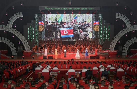 金正恩哭了！跪地轻抚援俄阵亡士兵棺木……朝鲜公布罕见一幕