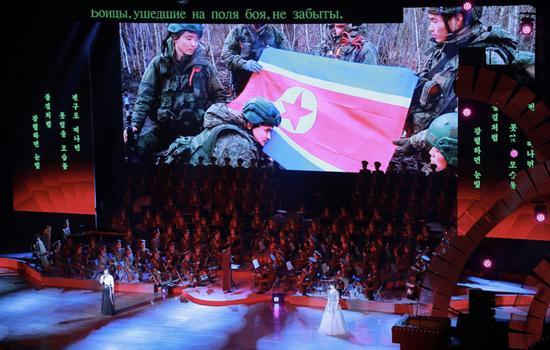金正恩哭了！跪地轻抚援俄阵亡士兵棺木……朝鲜公布罕见一幕
