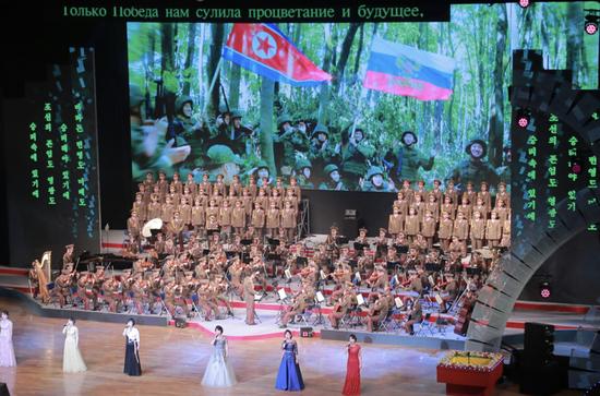 金正恩哭了！跪地轻抚援俄阵亡士兵棺木……朝鲜公布罕见一幕