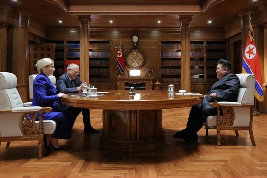 金正恩哭了！跪地轻抚援俄阵亡士兵棺木……朝鲜公布罕见一幕