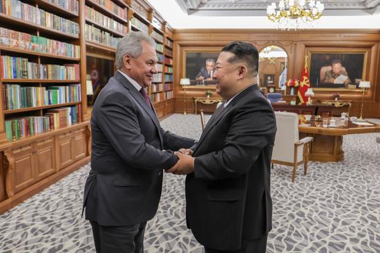 金正恩哭了！跪地轻抚援俄阵亡士兵棺木……朝鲜公布罕见一幕