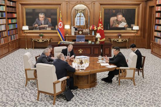 金正恩哭了！跪地轻抚援俄阵亡士兵棺木……朝鲜公布罕见一幕