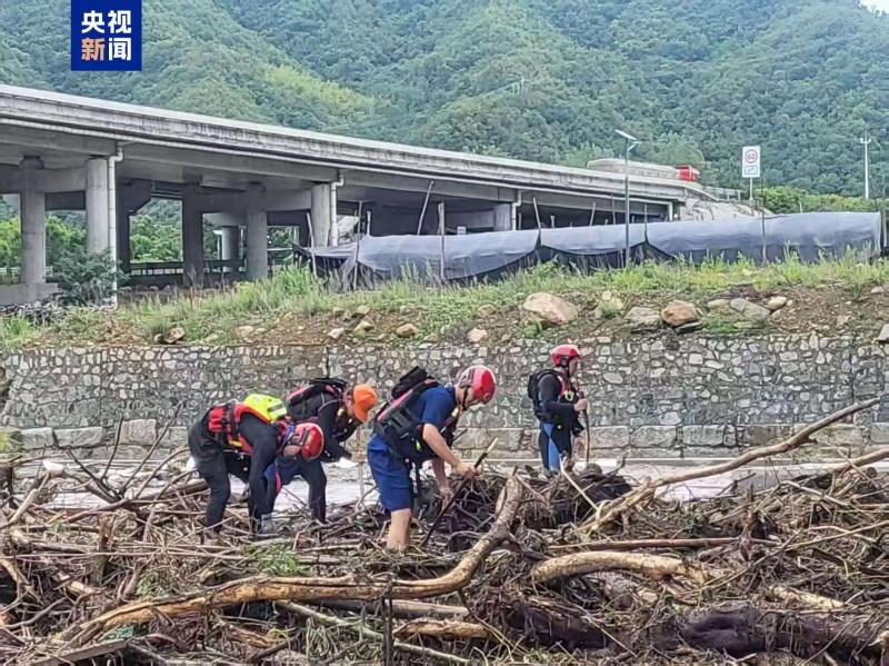 7点出发｜上海飞东京航班万米高空速降，氧气面罩掉落！日航致歉→