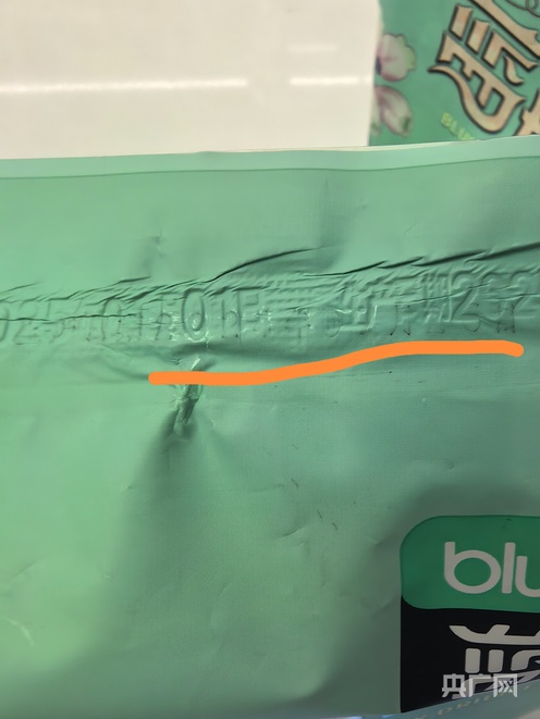 啄木鸟消费投诉｜哈尔滨一文旅街区商家出售疑被篡改生产日期食品  市场监管部门介入调查