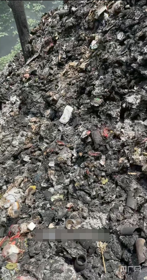 湖南怀化沅陵县山中现大量垃圾被焚烧  生态环境部门：已在调查