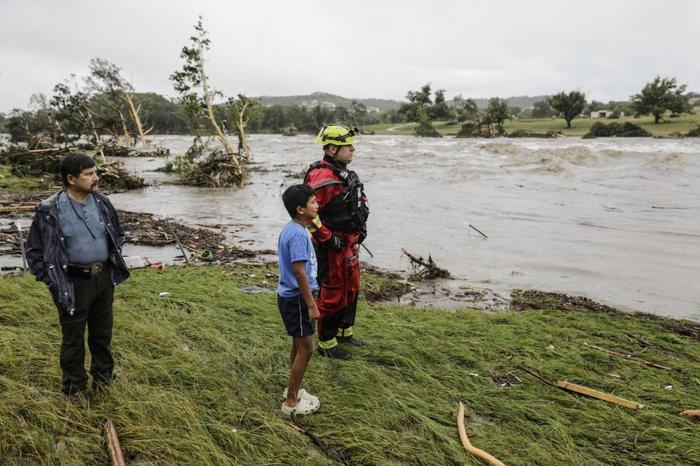 美国得州洪水已遇难104人失踪24人,预警何故失效?