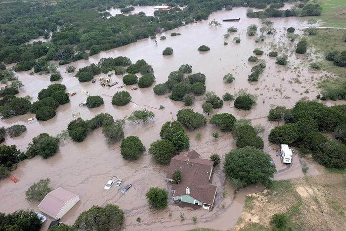 美国得州洪水已遇难104人失踪24人,预警何故失效?